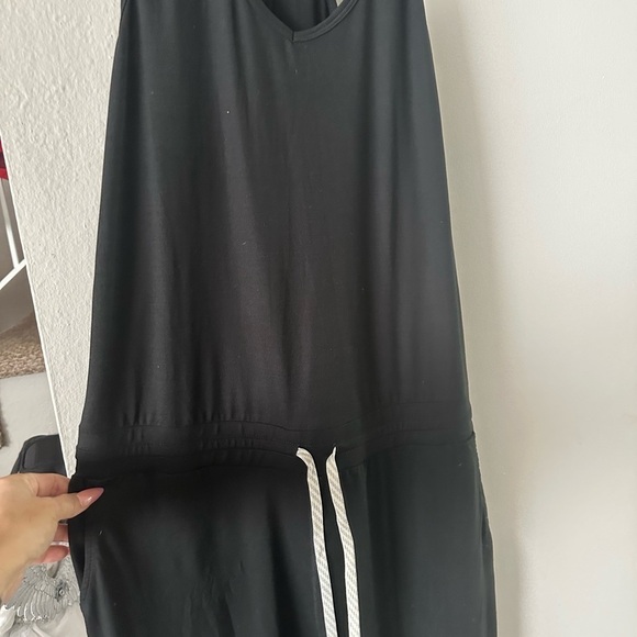 Vuori Black Lux Jumpsuit Razor-Back Elastic Waistband Tank Romper NWOT Large - Picture 2 of 3